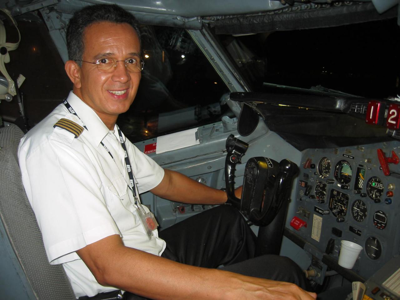 Rogério, fundador da Libratta, na cabine de uma aeronave